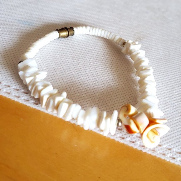 White Shell Bracelet With Shell Floral Pattern - Picture 2 of 4
